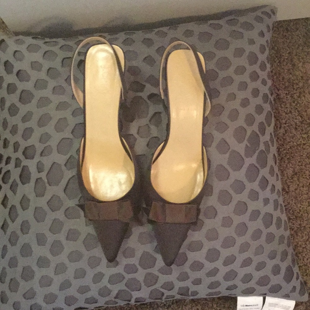 Sling heel shoes